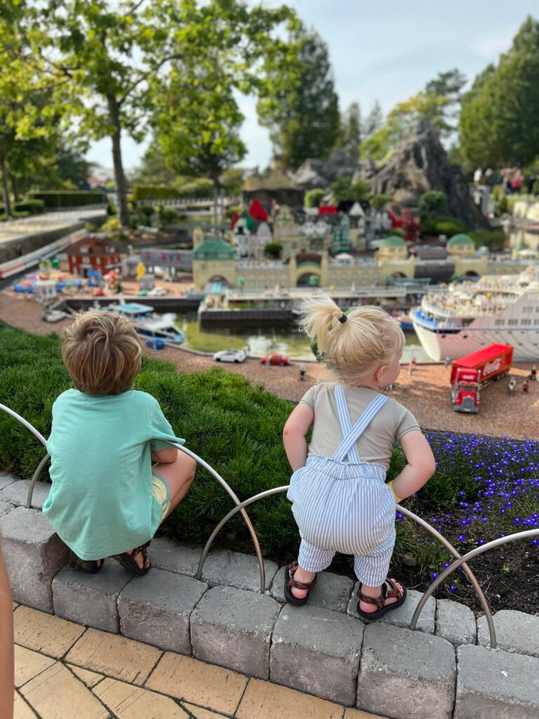 Kinderen bekijken lego bouwwerken in Legoland Billund