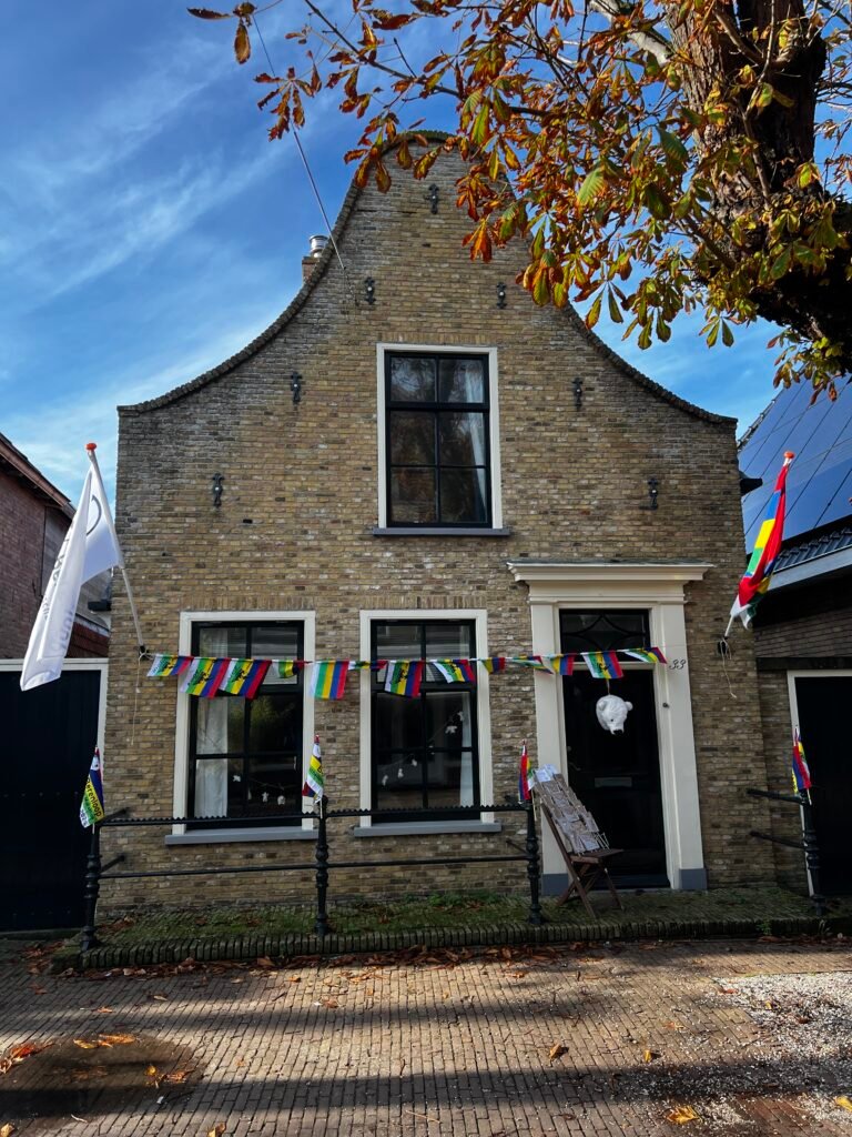 Huisje op Terschelling versierd met slingers van de vlag van Terschelling