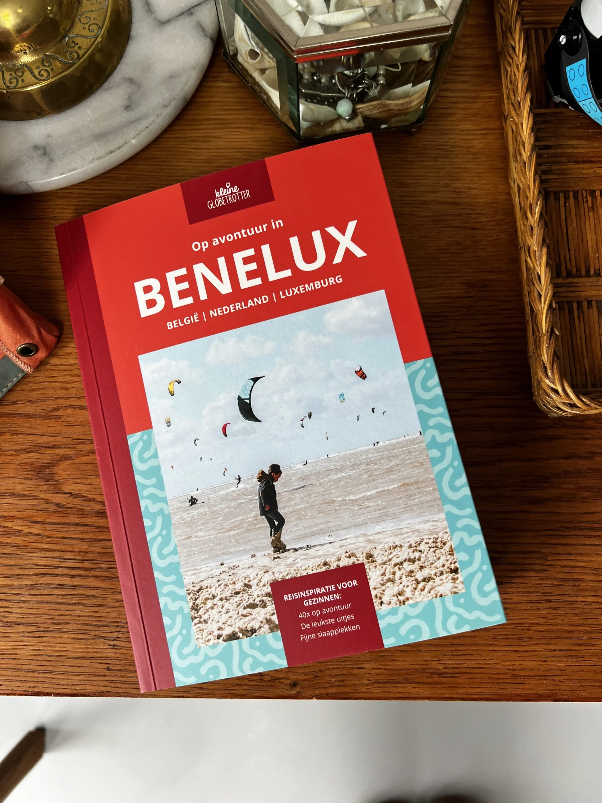 Op avontuur in de Benelux – boek voor kindvriendelijke vakanties Voorkant van het boek Op avontuur in de Benelux van Kleine Globetrotter, een reisgids vol kindvriendelijke vakantietips.