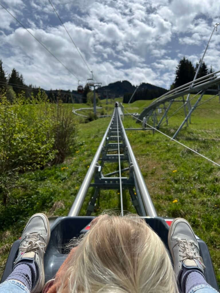 AlpspitzCOASTER rodelbaan in Nesselwang, Zuid-Duitsland met kinderen