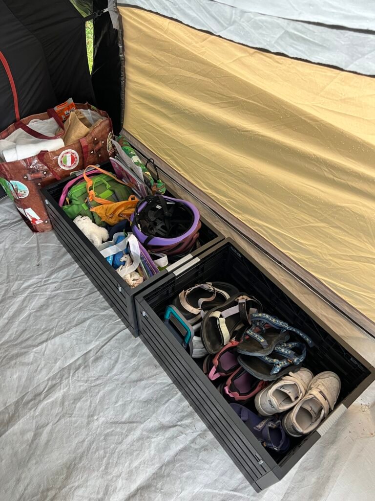 Opvouwbare kratten met spullen in de tent op de camping