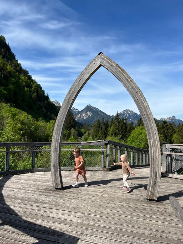 Twee kinderen spelen op het boomkroonpad bij het Walderlebniszentrum Füssen in Allgäu, Beieren