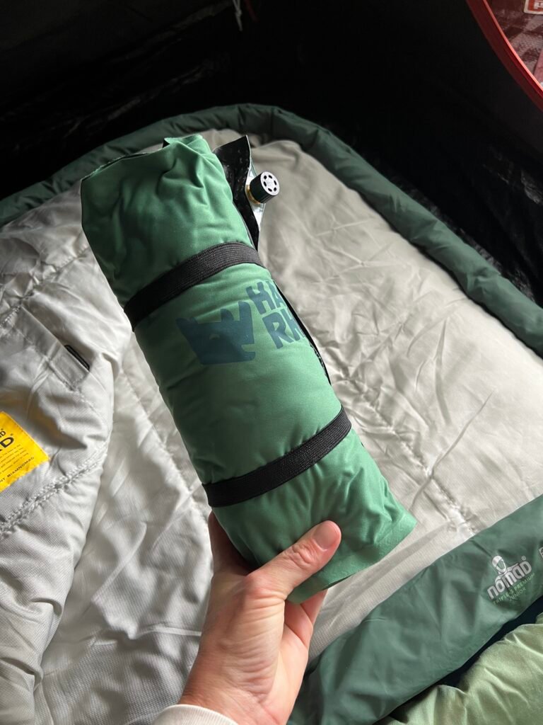 Opblaasbaar kussen van Happy Rhino voor op de camping, Handige kampeerspullen