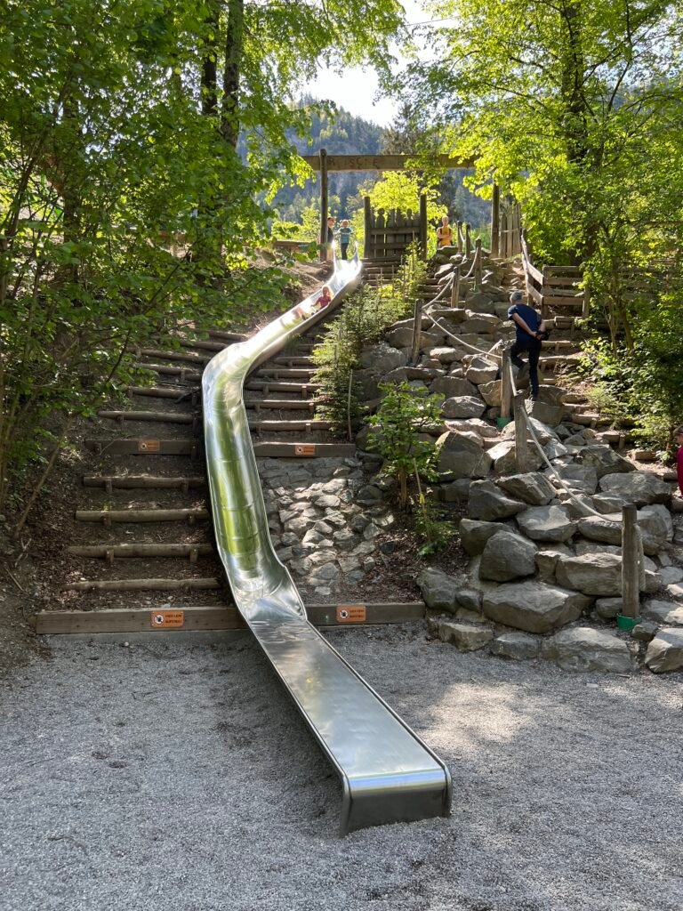 Lange glijbaan bij het begin van het Auwaldpfad belevingspad in Walderlebniszentrum Ziegelwies, Beieren