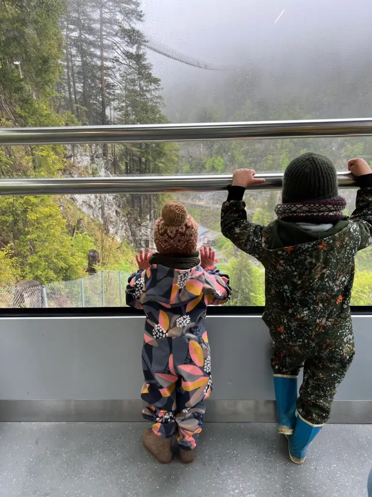 Kinderen in iELM buitenspeelpak met muts in de mist, Oostenrijk