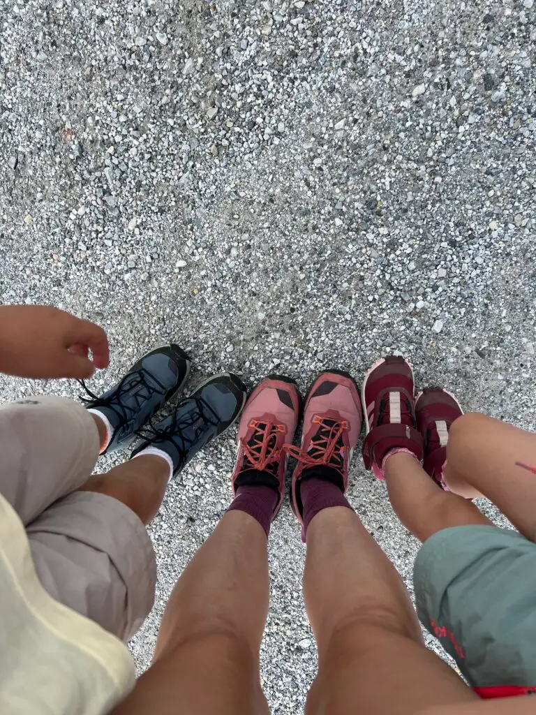 Drie paar Adidas Terrex wandelschoenen op een rij tijdens een vakantie in de bergen met kinderen