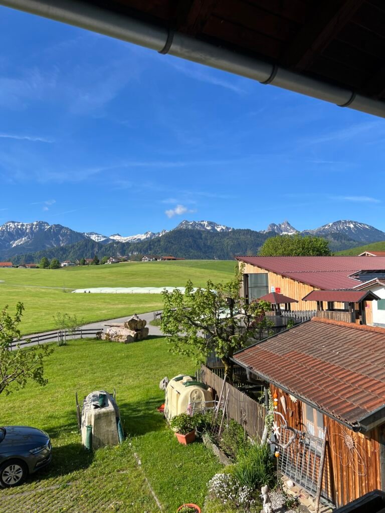 De speeltuin bij ons verblijf in Hopferau in de Allgäu is een leuke plek voor kinderen om te spelen tijdens een vakantie in Zuid-Duitsland met kinderen