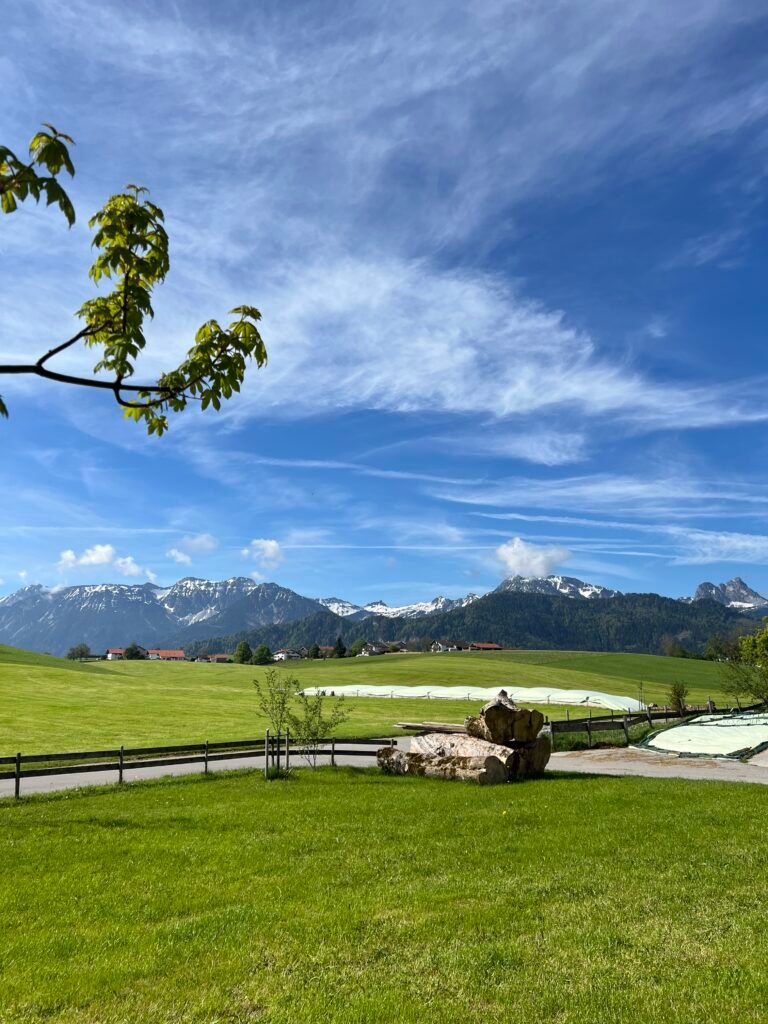 Landschap in Beieren in Zuid-Duitsland met groene velden en de Alpen van Oostenrijk op de achtergrond