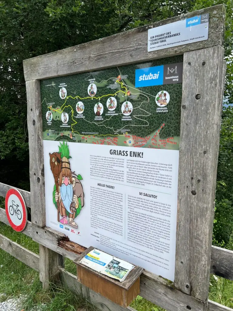 Informatiebord met routekaart en boomhutten aan het begin van de Baumhausweg Stubai