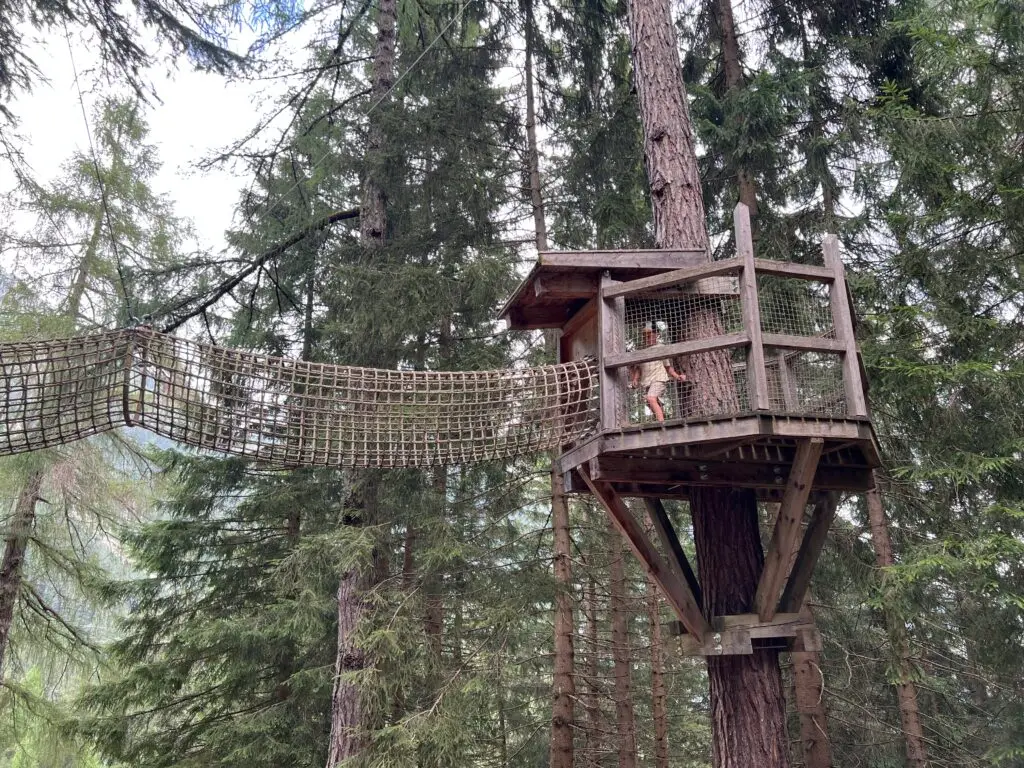 Eerste boomhut op de Baumhausweg Stubai met loopbrug tussen twee boomhutten
