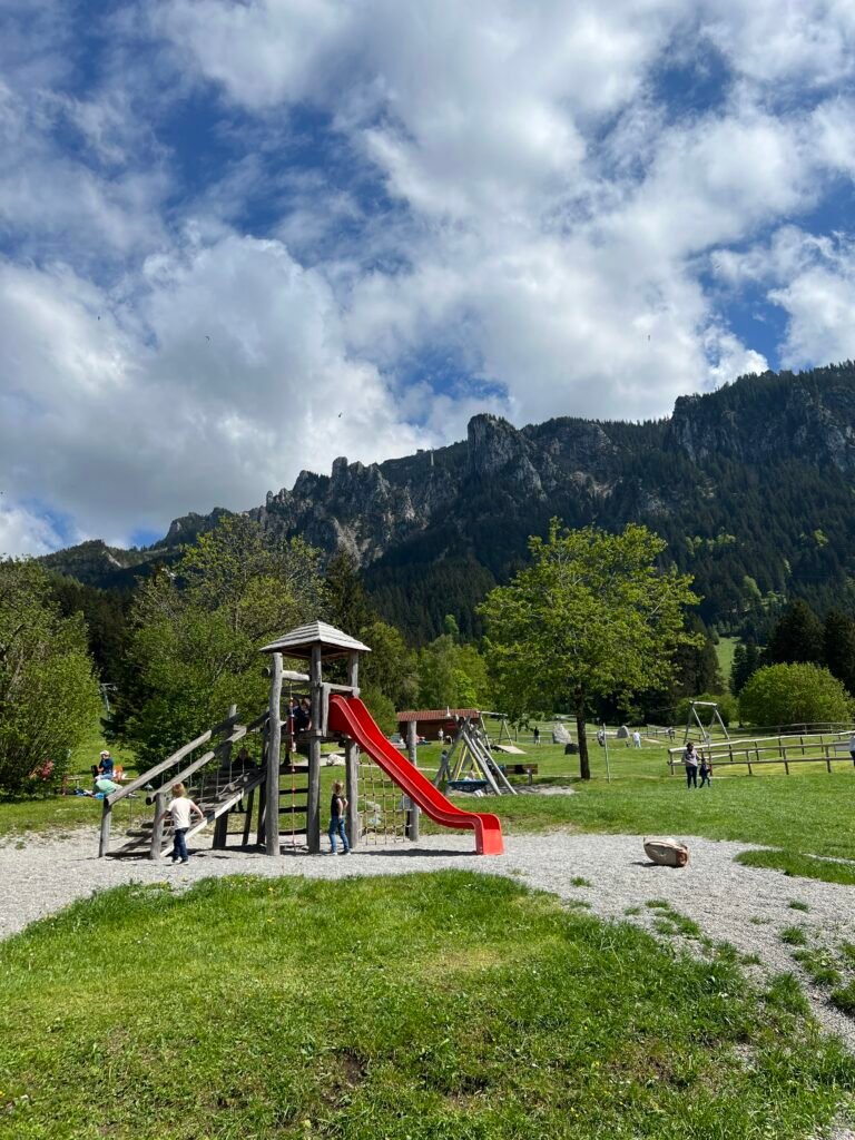 Speeltuin bij de Tegelberg in Allgäu met uitzicht op Schloss Neuschwanstein. Zuid-Duitsland met kinderen