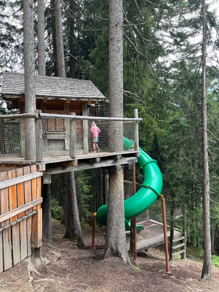 Keuken-boomhut met groene glijbaan op de Baumhausweg Stubai