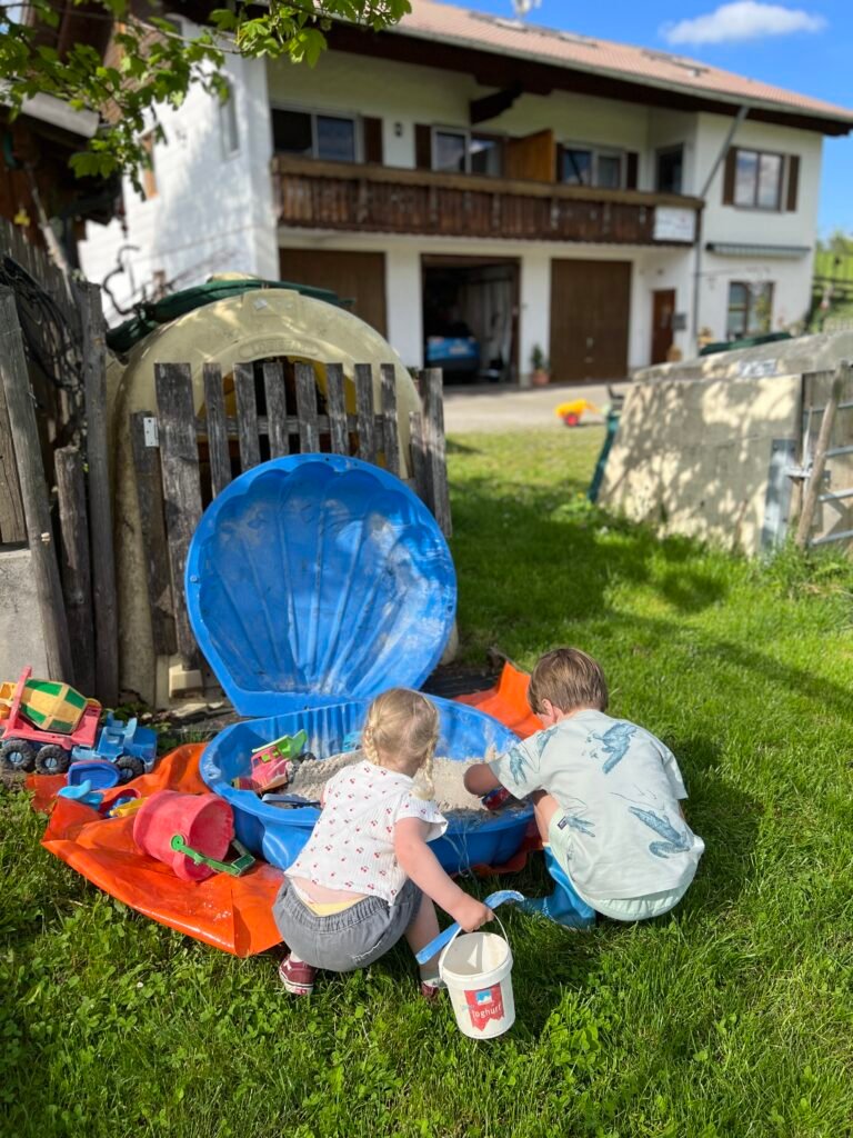 Kinderen spelen in de speeltuin bij een verblijf in Hopferau, Allgäu, Beieren