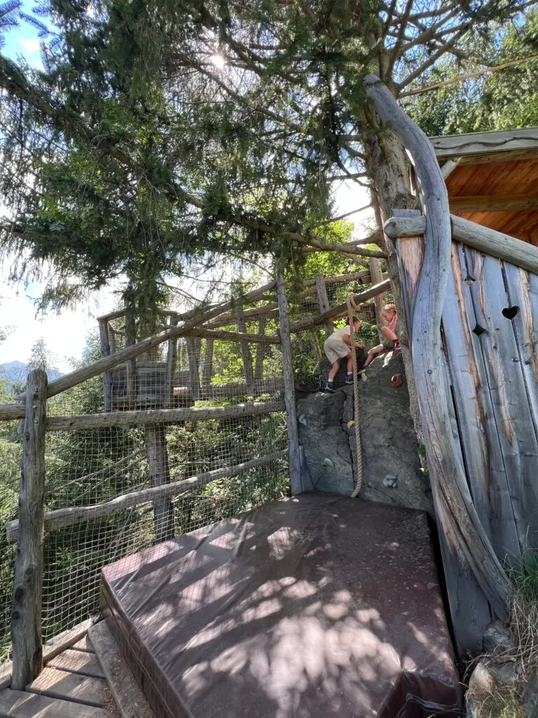 Sport-boomhut met klimmuurtje en springmat op de Baumhausweg Stubai bij het restaurant