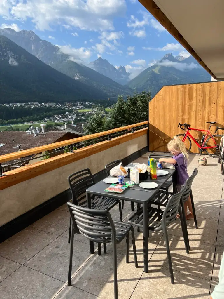 Gedekt ontbijt op balkon Suites Stubai met bergzicht
