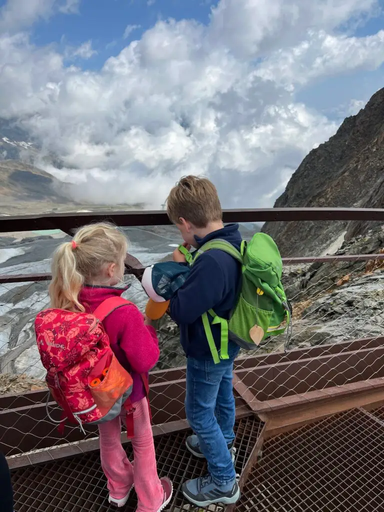 Twee kinderen met rugtas en wandelschoenen bij de Stubaier gletsjer in Oostenrijk
