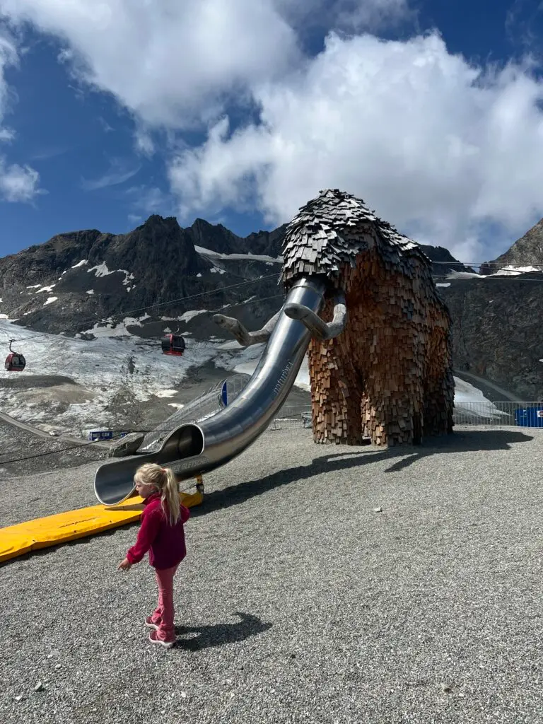 Houten mammoet glijbaan Mammut Abenteuerspielplatz Stubai gletsjer