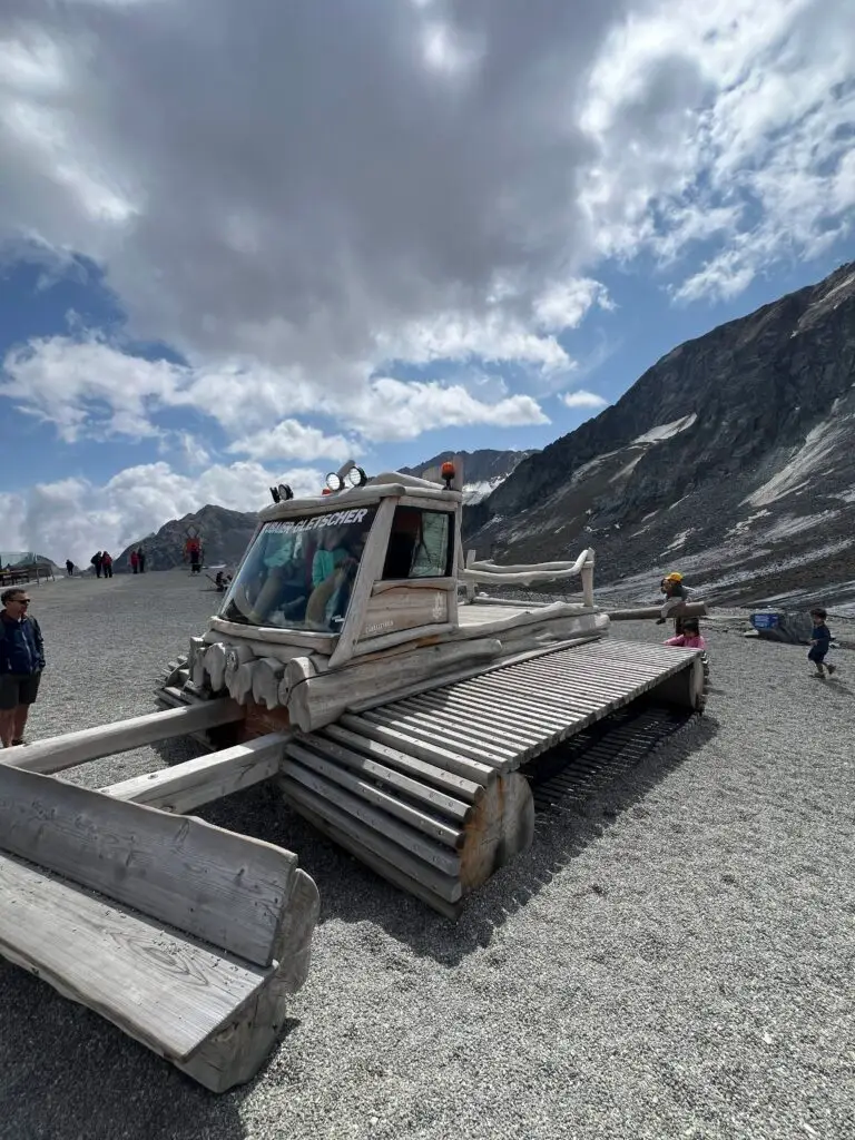 Houten pistebully speeltoestel op Stubaier Gletscher bij Eisgrat