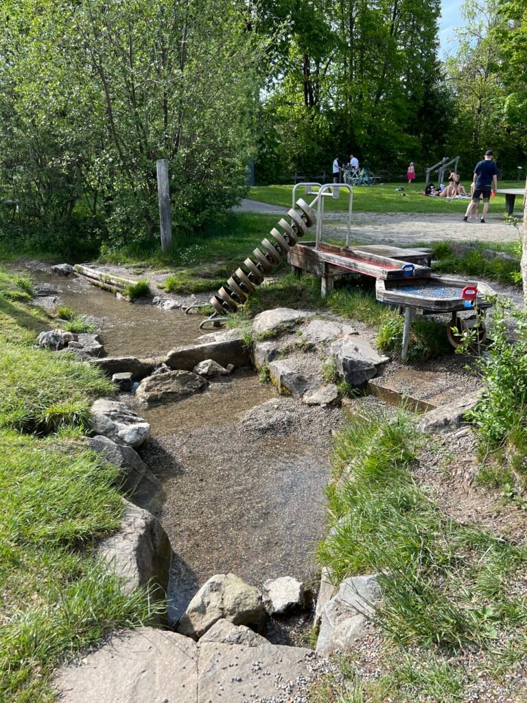 Waterspeeltuin bij het strand aan de Weissensee vlakbij Füssen in Allgäu, Beieren