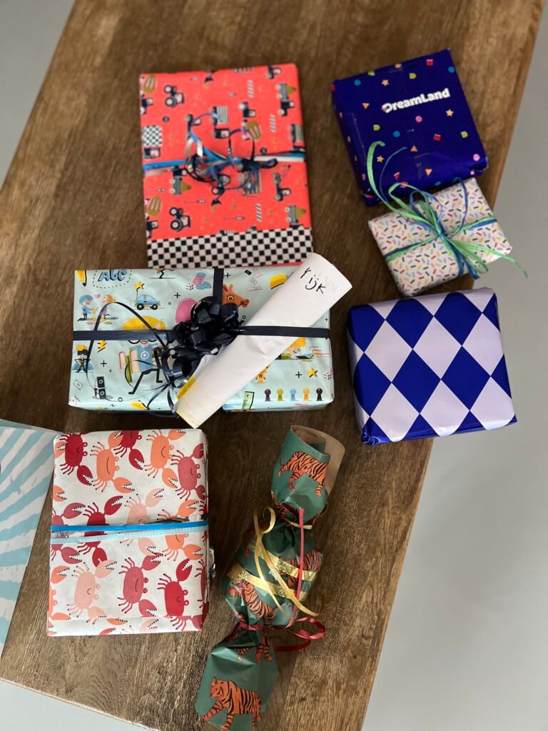 Stapel mooi ingepakte cadeautjes voor de jarige op een kinderfeestje thuis
