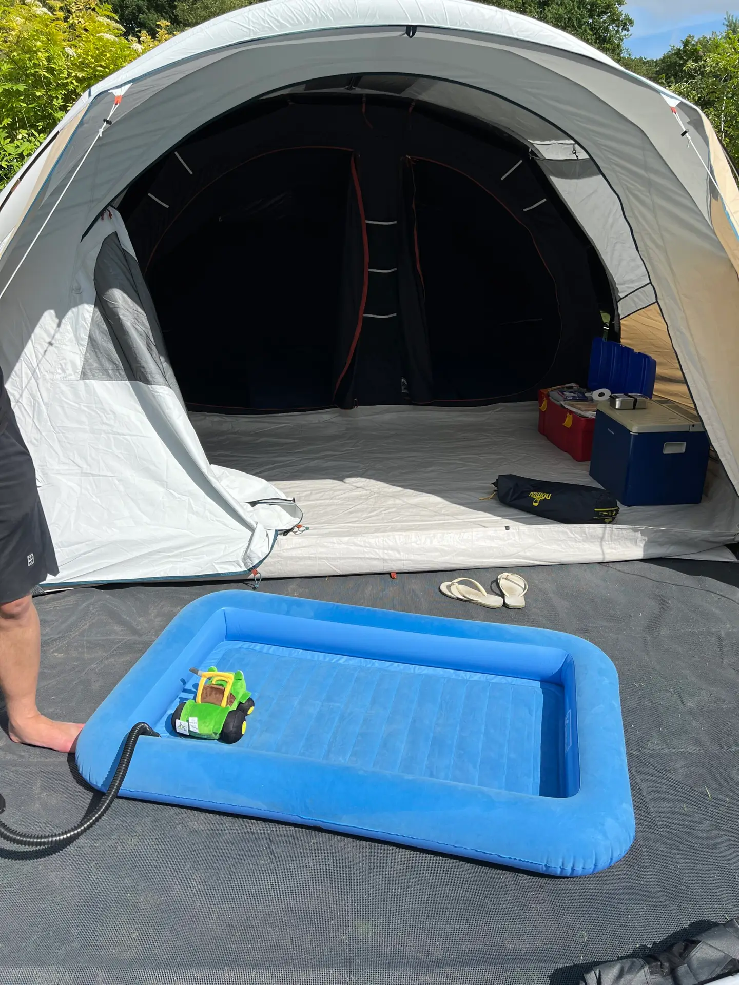 Opblaasbaar peuterbedje met opstaande randen op de camping, Handige kampeerspullen
