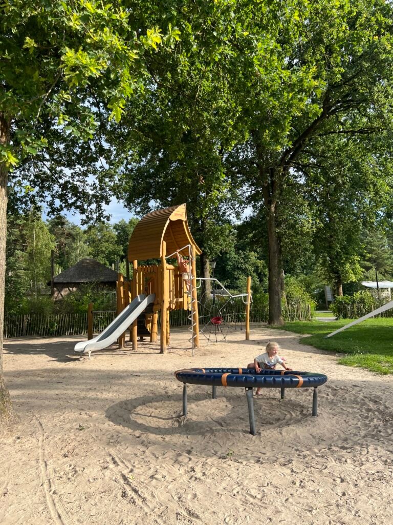 Speeltuin bij camping De Norgerberg in Drenthe tussen de bomen