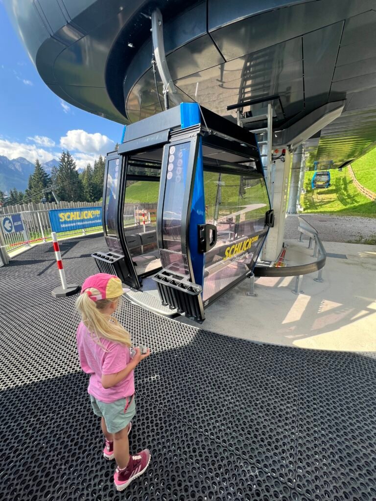 Kind stapt in gondel bij Schlick 2000 Stubaital, gratis te gebruiken met de Stubai Super Card