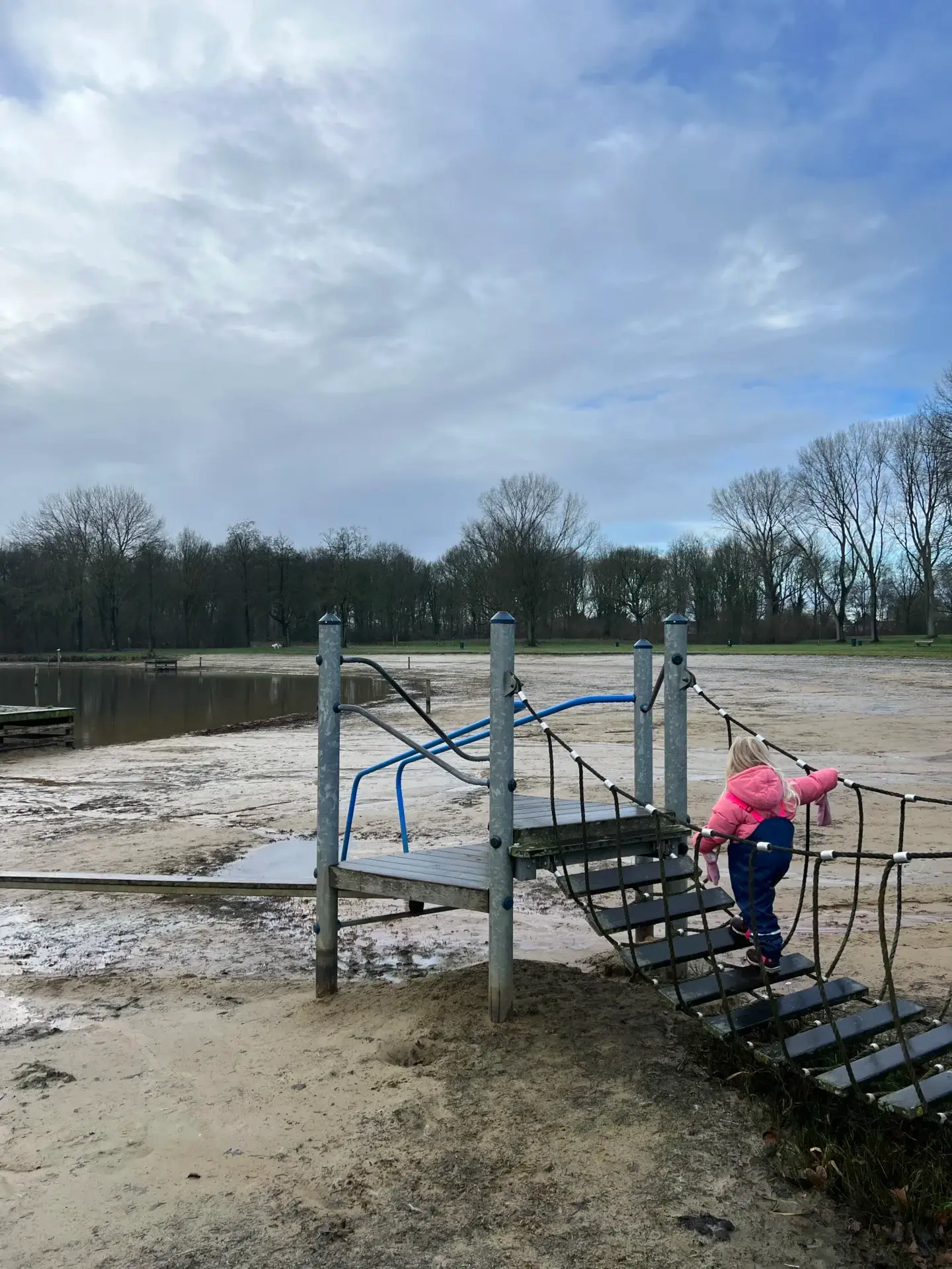 Kind speelt op een speelbrug bij de Hoornseplas in Groningen
