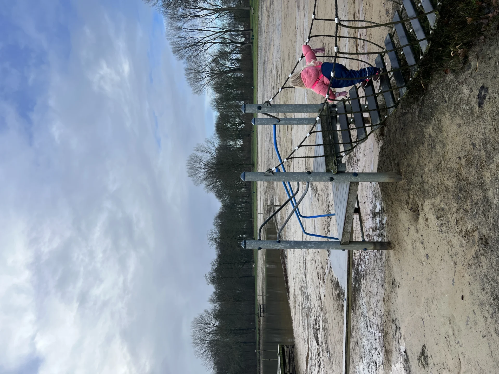 Kind speelt op een speelbrug bij de Hoornseplas in Groningen