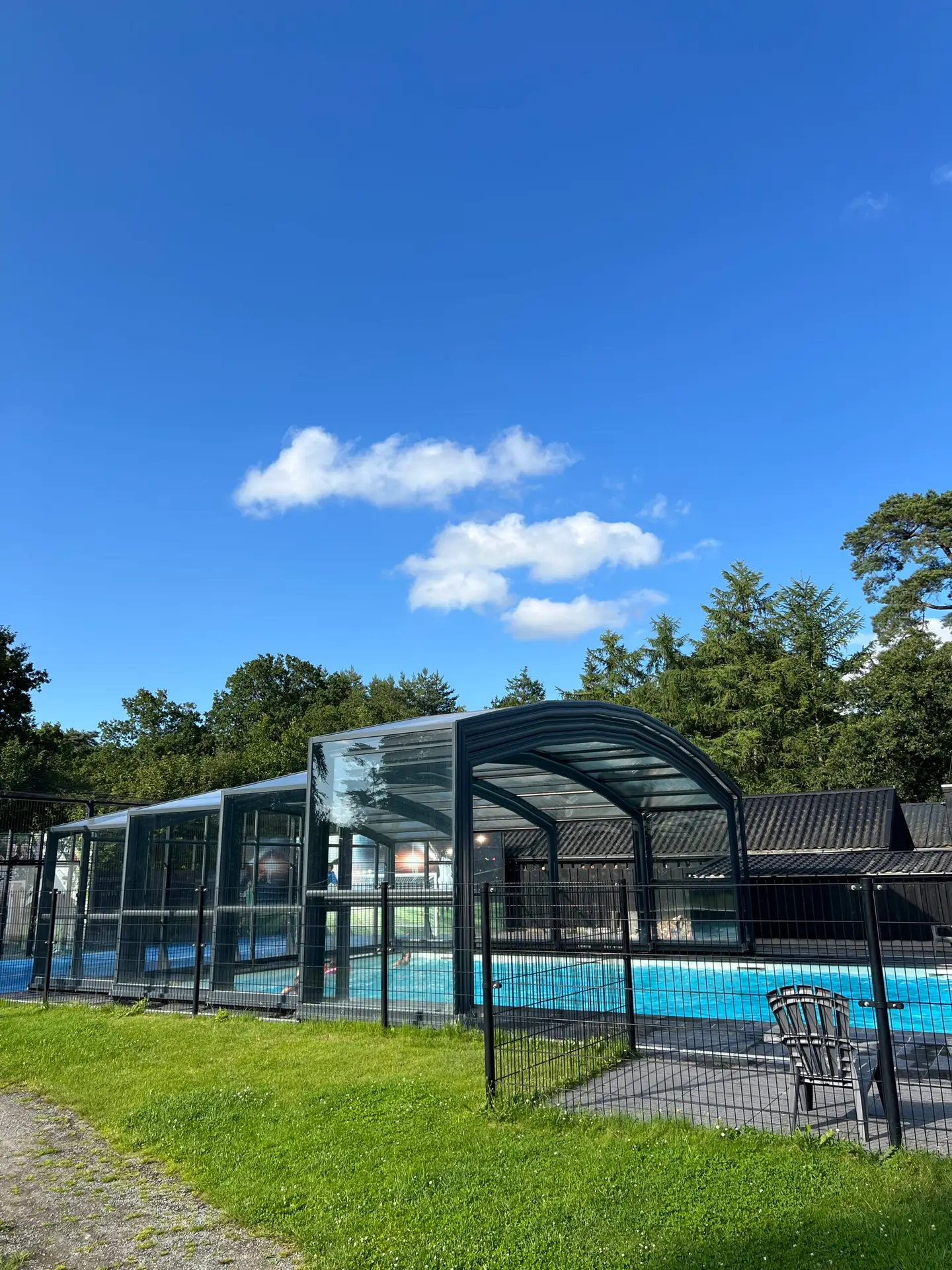 Verwarmd zwembad bij camping De Norgerberg in Drenthe met schuifdak