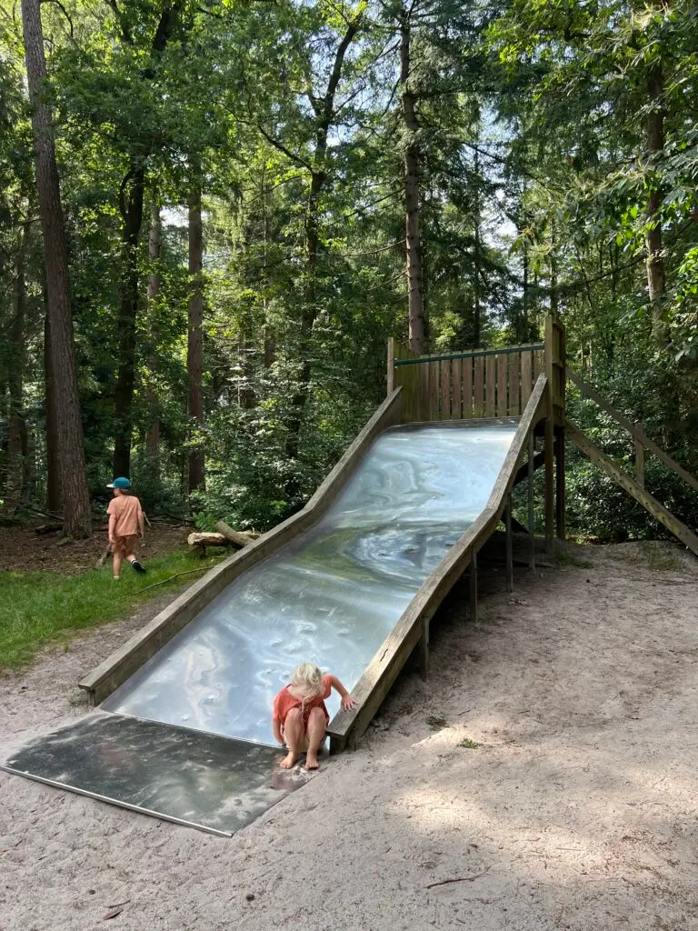 Brede glijbaan bij de speeltuin in het Blauwe Bos in Friesland