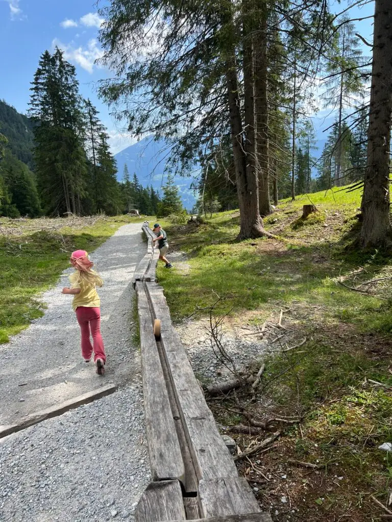 Kind wandelpad Scheibenweg Schlick2000 Stubai