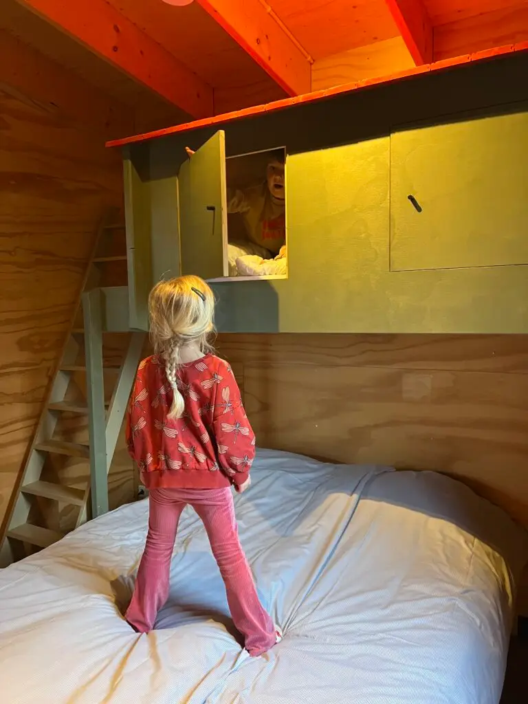 Kinderkamer in waterlodge overnachten aan het water Friesland met tweepersoonsbed en slaaphutje