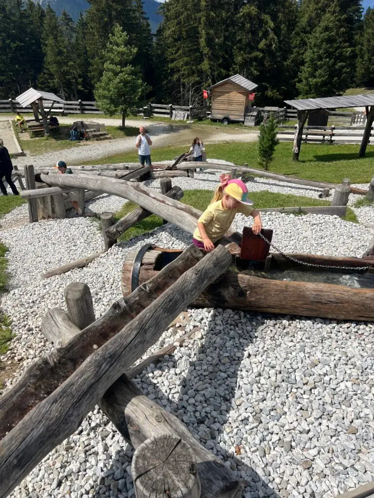 Kind speelt bij waterspeelplek Serlesbahnen Mieders
