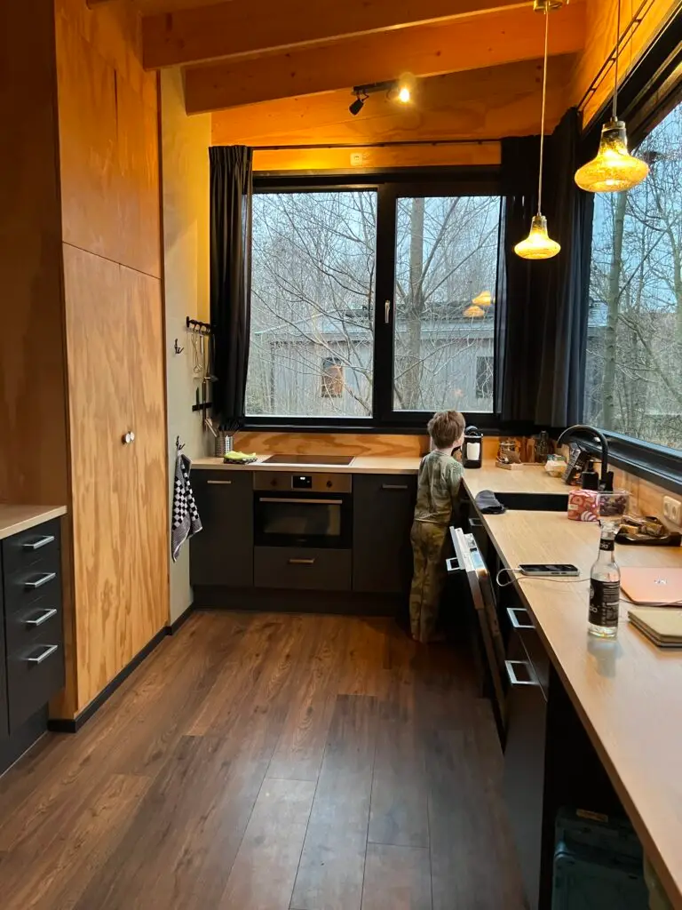 Kind in de keuken van waterlodge Pean Buiten, overnachten aan het water in Friesland