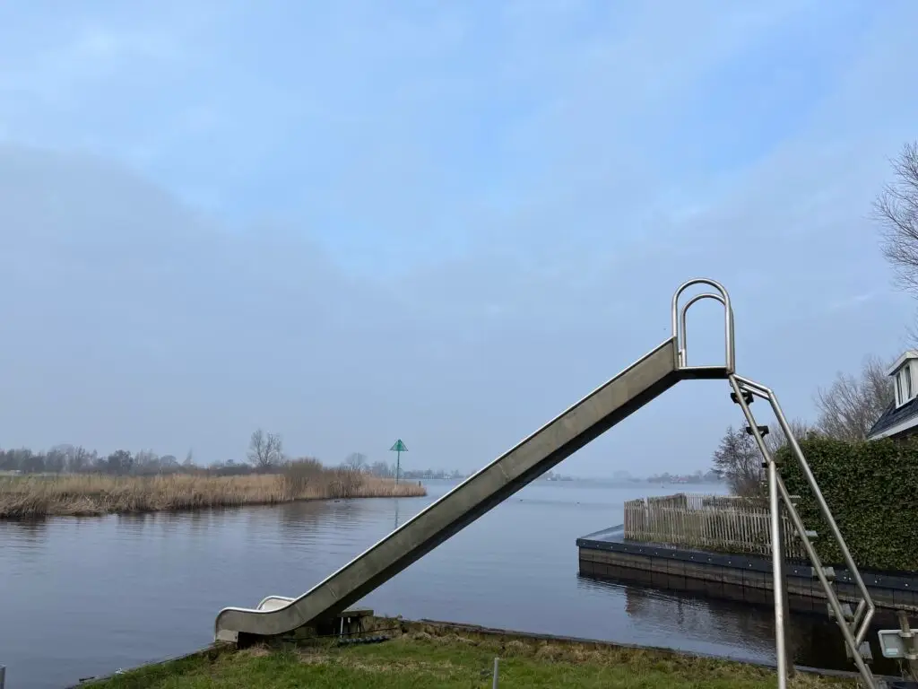 Glijbaan bij Pean Buiten die uitkomt in het meer in Friesland