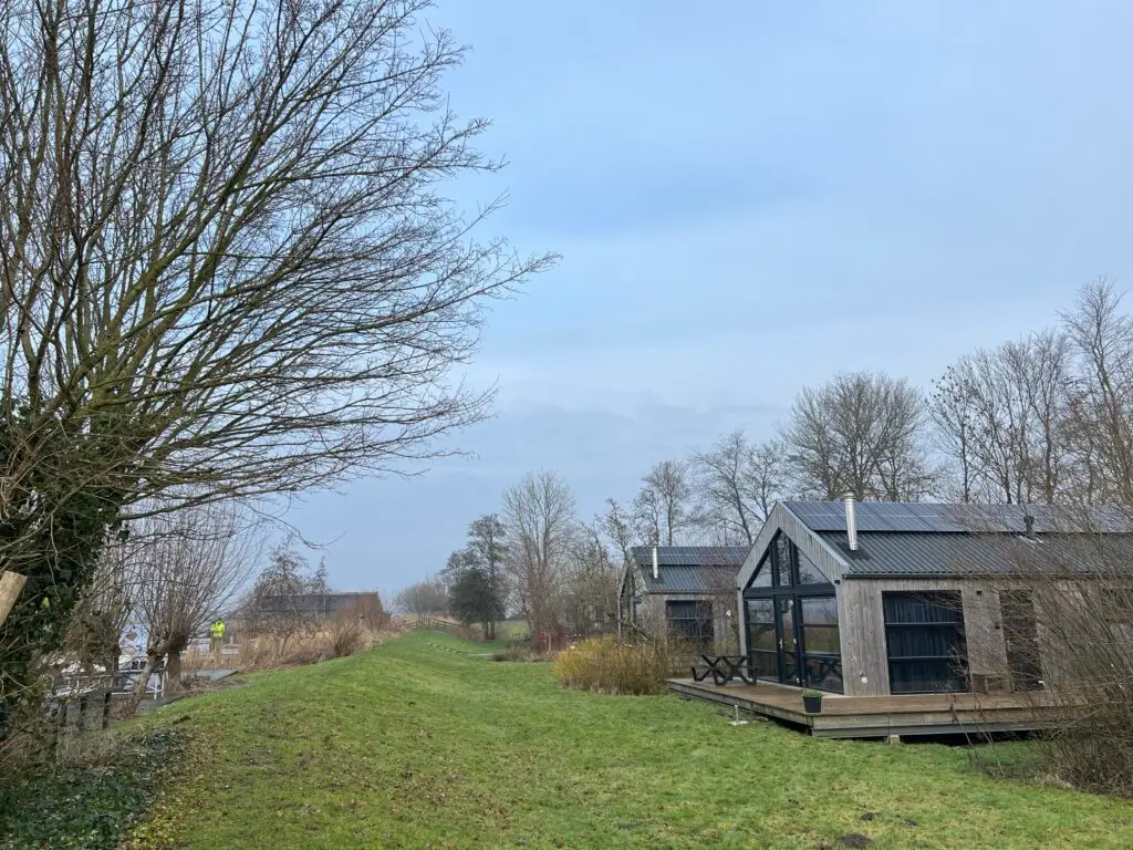 Waterlodges van Pean Buiten. Hier kan je overnachten aan het water Friesland