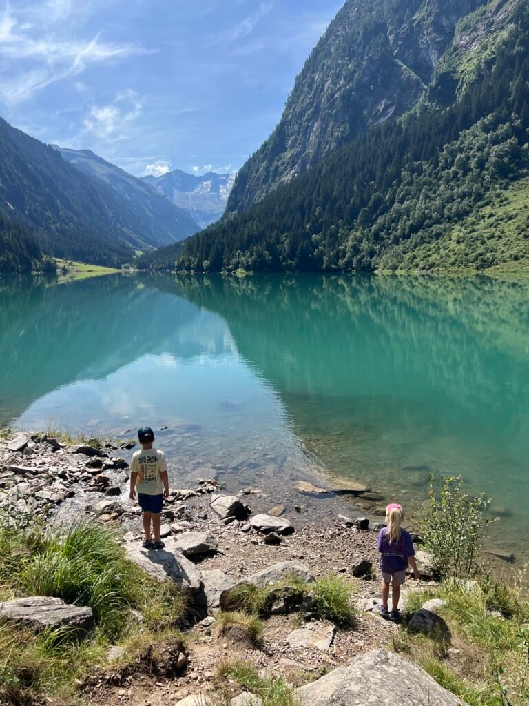 Kinderen bij een meer nabij Mayrhofen in het Zillertal