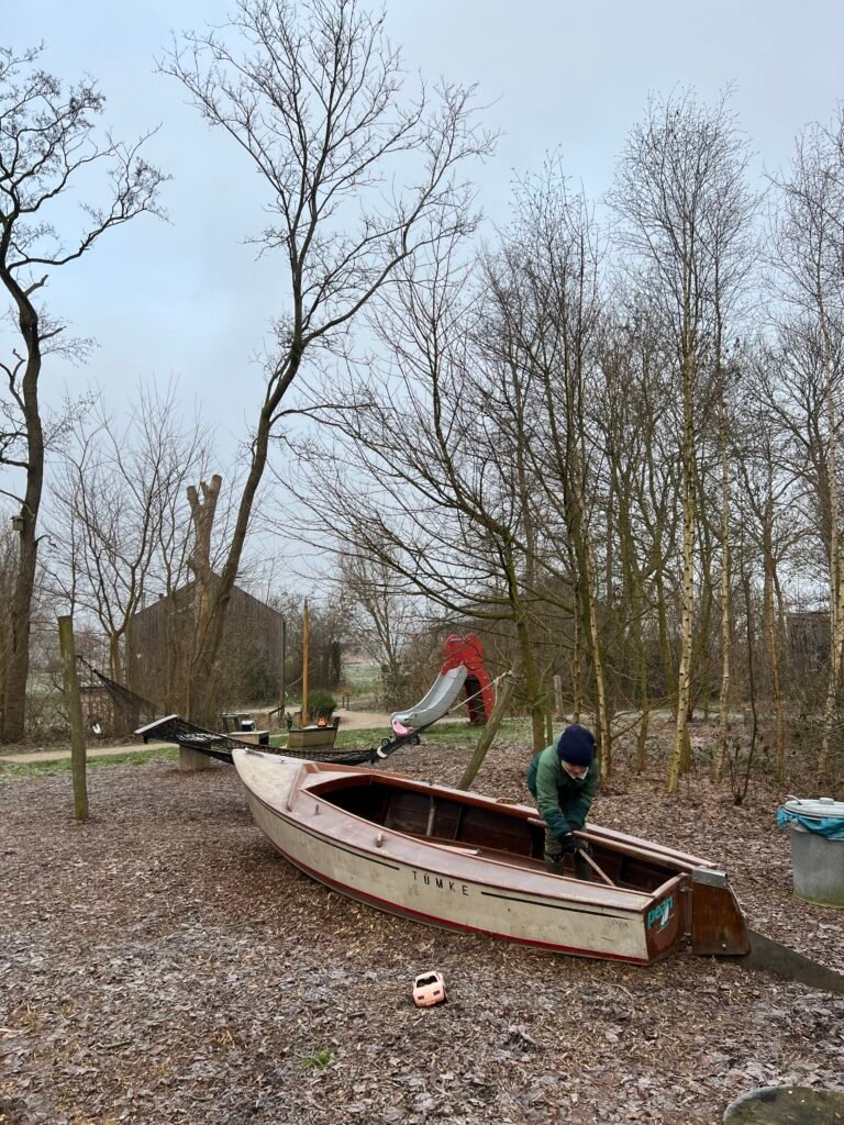 Speelplek bij Pean Buiten, waar je aan het water kunt overnachten in Friesland