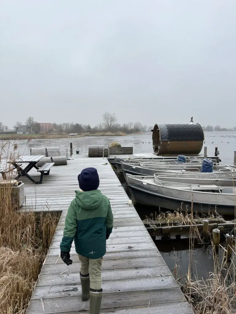 Kind op de steiger bij Pean Buiten. Hier kan je overnachten aan het water Friesland