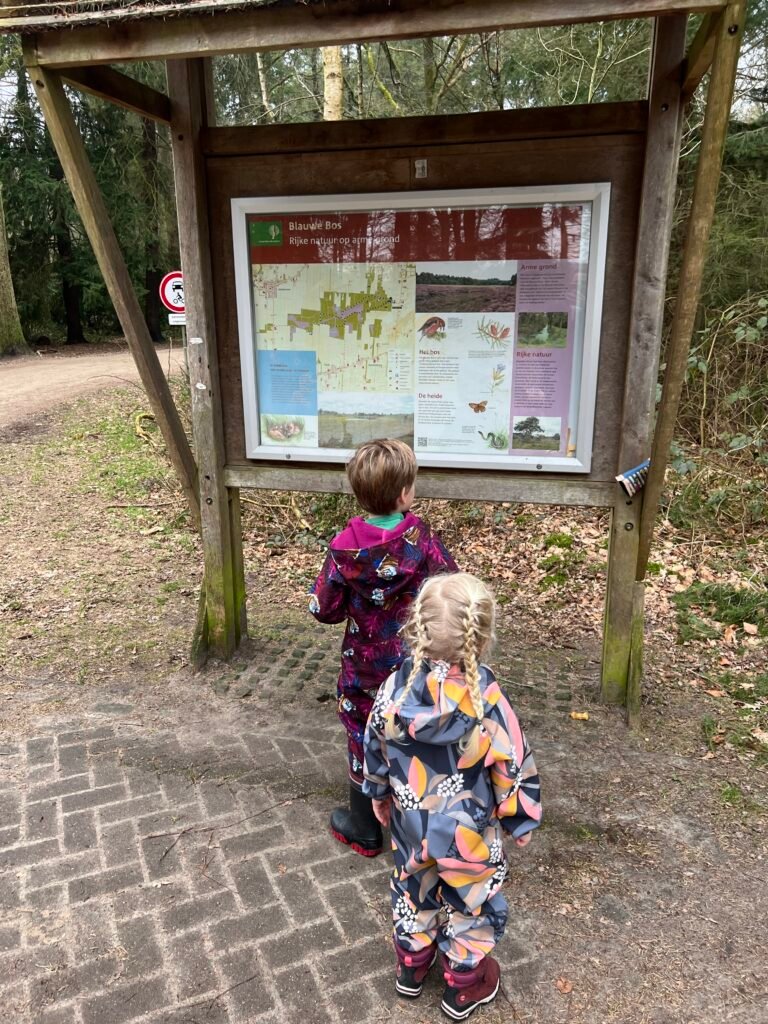 Kinderen bij het informatiebord over het Blauwe Bos in Friesland