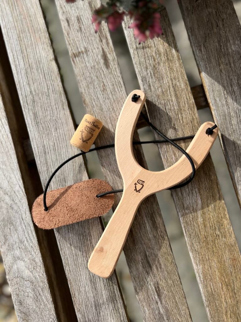 Houten katapult met kurk om objecten weg te schieten tijdens buitenspelen. Cadeautje kinderfeestje buiten