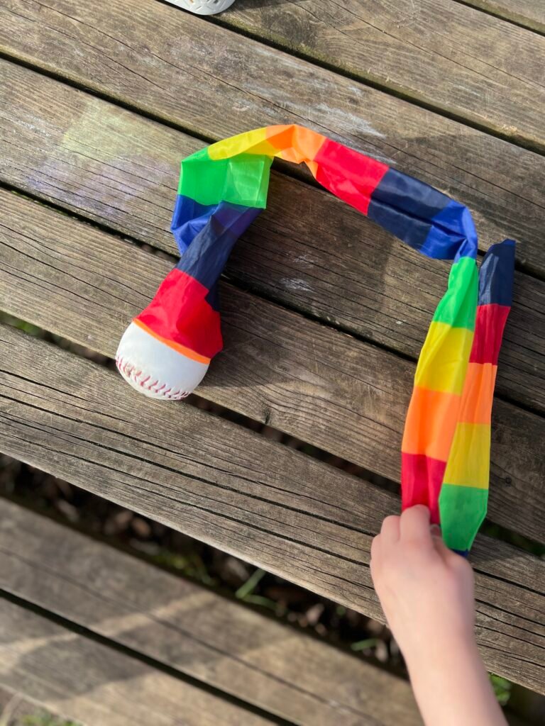 Slingerbal met lange staart, een buitenspeelgoed werpbal voor kinderen en leuk cadeautje voor een kinderfeestje