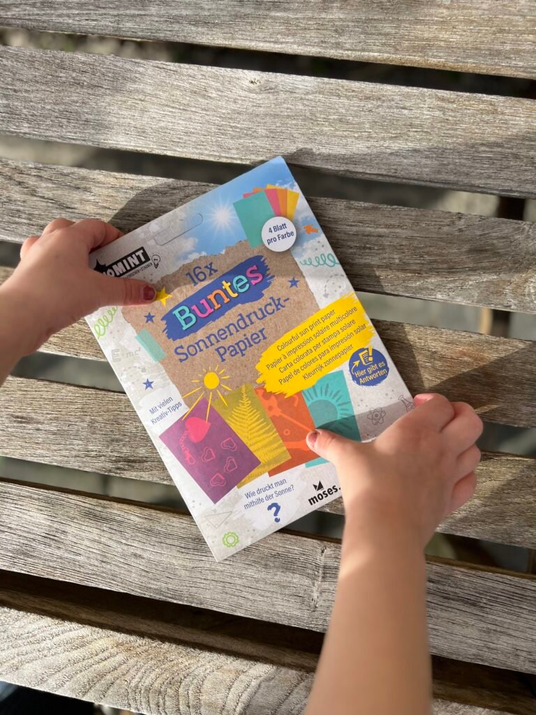 Zonnepapier met bladeren en bloemen om afdrukken te maken met zonlicht. Cadeautje kinderfeestje buiten