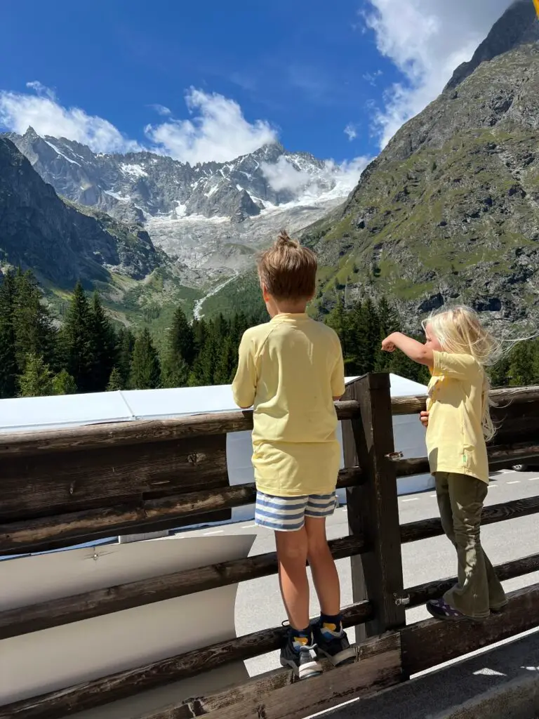 Kinderen op brug in de bergen van Italië met Vaude UV-shirt