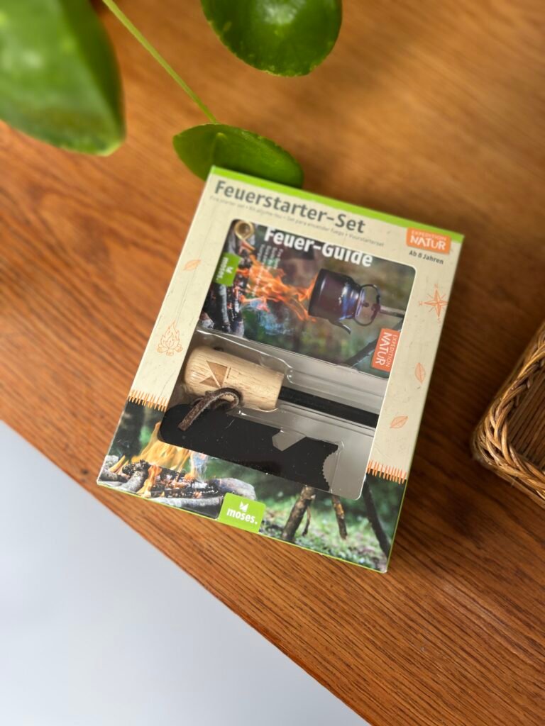 Kind gebruikt een vuurstarterset onder toezicht tijdens buiten spelen. Cadeautje kinderfeestje buiten