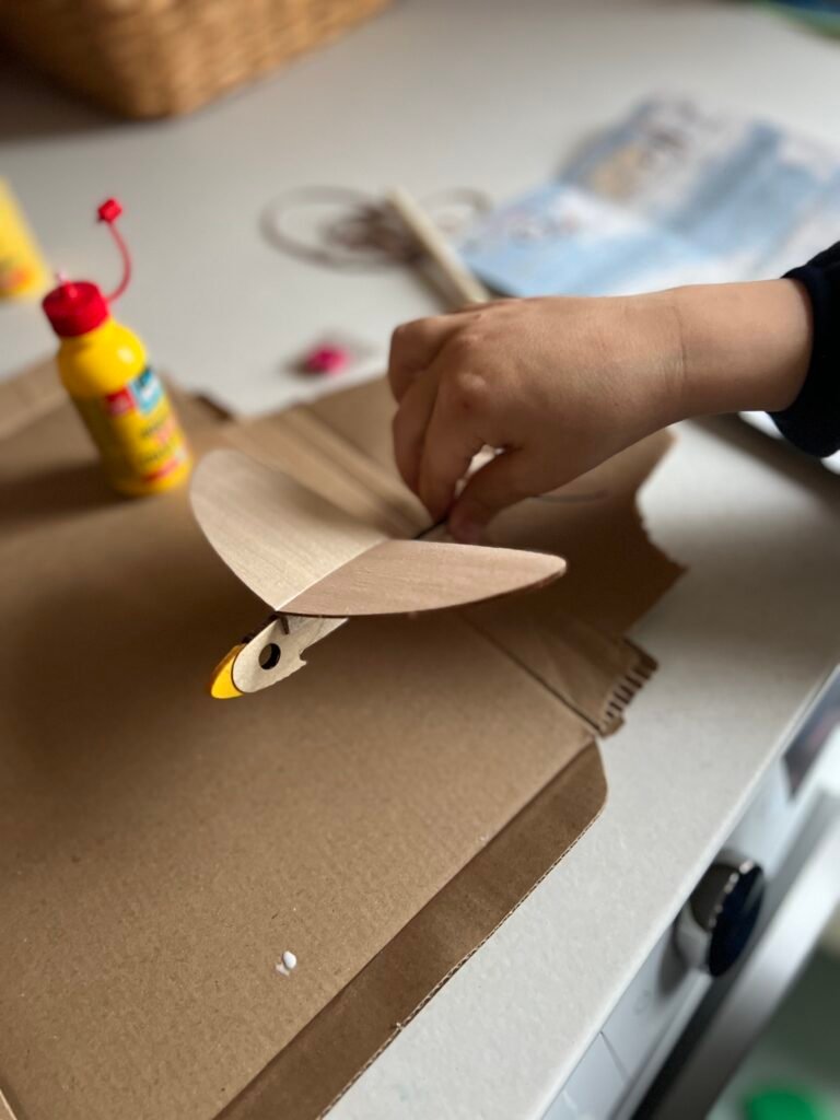 Houten vliegtuig om zelf in elkaar te knutselen tijdens een kinderfeestje thuis