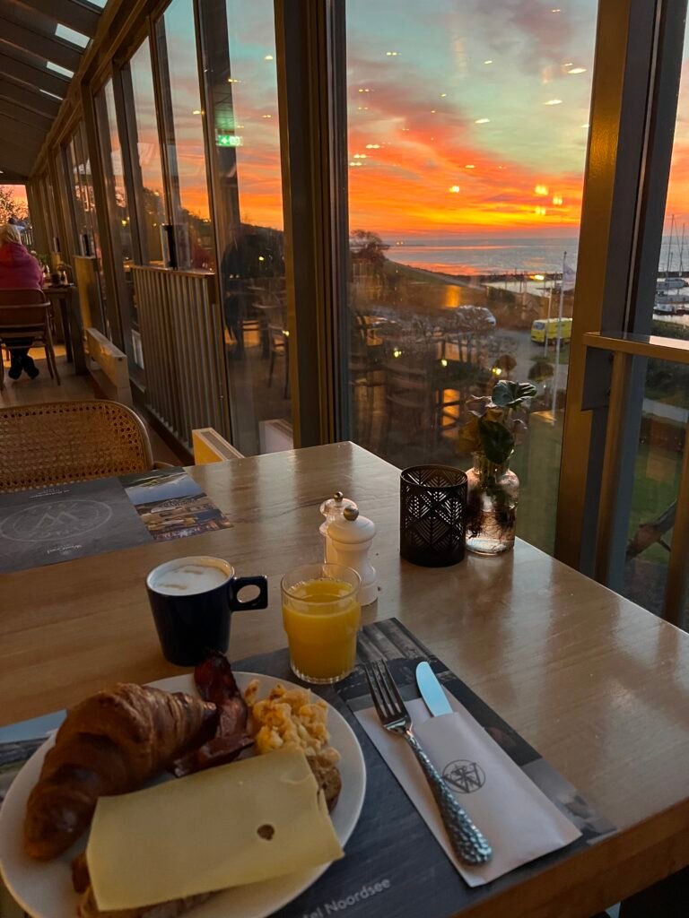 Ontbijt bij Westcord Hotel Schylge met uitzicht op de opkomende zon op Terschelling