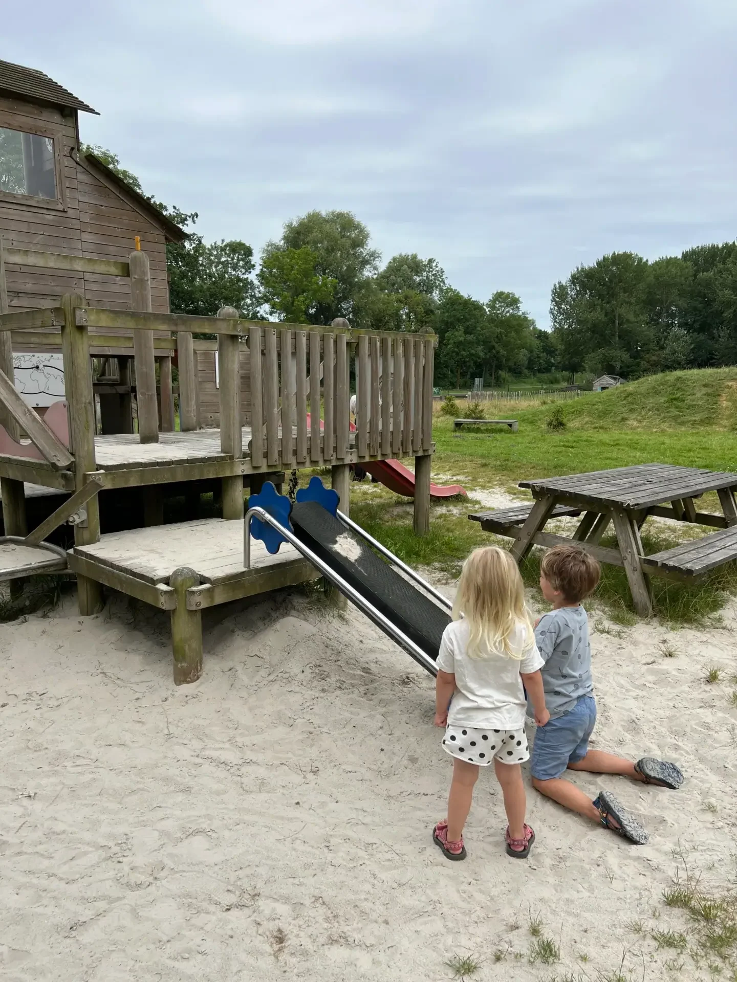 Kinderen spelen in de speeltuin van Kinderboerderij Het Boegbeeld. Een van de leukste gratis uitjes voor kinderen in Groningen
