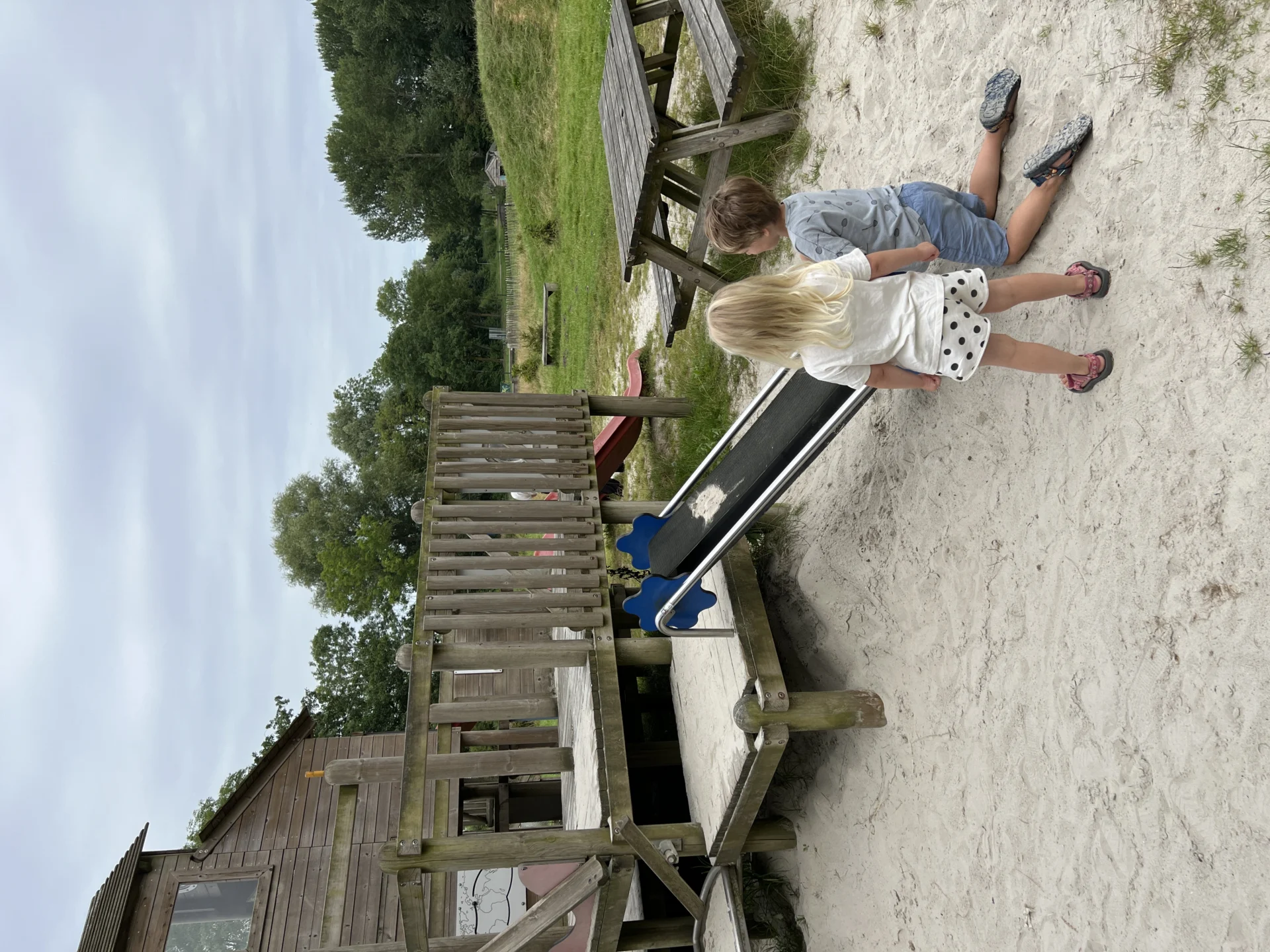 Kinderen spelen in de speeltuin van Kinderboerderij Het Boegbeeld. Een van de leukste gratis uitjes voor kinderen in Groningen